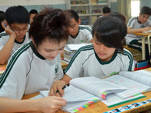 Học sinh Trường THPT Thái Bình (TP HCM) ôn thi môn ngữ văn Ảnh: TẤN THẠNH