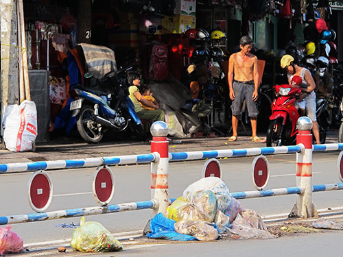 Rác nằm đầy đường Lê Văn Quới