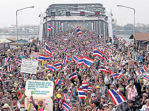 Hàng ngàn người biểu tình xuống đường kêu gọi sự ủng hộ hôm 7-1 Ảnh: BANGKOK POST