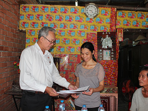 Ông Phạm Mạnh Tiến, Phó Chủ tịch Công đoàn Satra, trao quyết định tặng “Mái ấm CĐ” cho  chị Minh