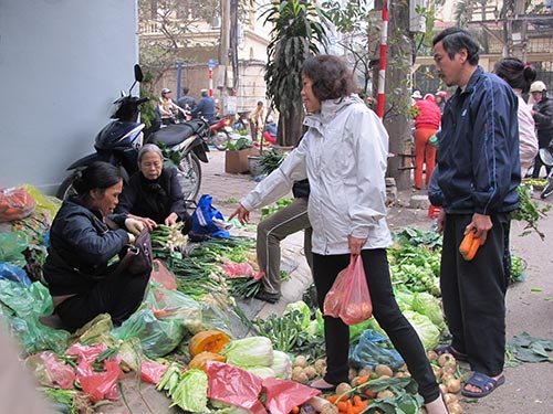 Giá rau xanh tại Hà Nội rẻ bất ngờ sau Tết