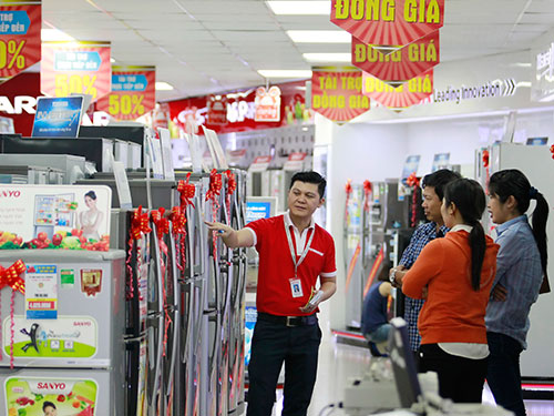 Nhiều mặt hàng điện máy tại Trung tâm Mua sắm Nguyễn Kim giảm giá đến 50% Ảnh: HOÀNG TRIỀU
