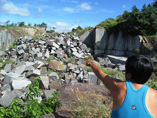Mỏ đá bị Công ty TNHH Sản xuất đá granite Phú Yên khai thác trái phép cạnh khu dân cư
