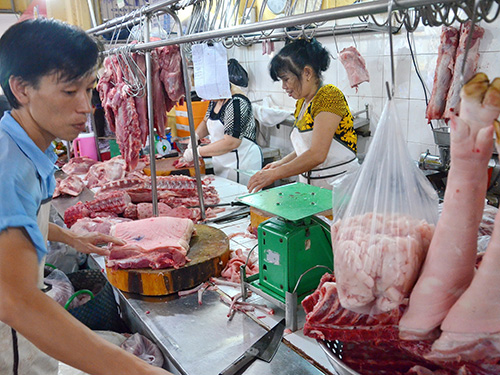 Người tiêu dùng rất khó phân biệt đâu là thịt heo “sạch” được bày bán ngoài thị trường Ảnh: TẤN THẠNH