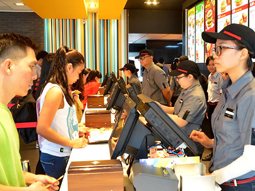 McDonald’s dự kiến mở 100 cửa hàng tại Việt Nam là cơ hội để các doanh nghiệp Việt trở thành nhà cung ứng cho thương hiệu thức ăn nhanh uy tín này Ảnh: TẤN THẠNH