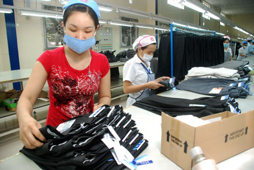 Sản xuất hàng xuất khẩu tại Tổng Công ty CP May Việt Tiến	Ảnh: TẤN THẠNH