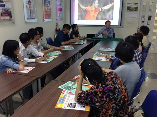 Đại diện ĐH Stenden chia sẻ kinh nghiệm du học Hà Lan tại Trung tâm Việt Nam Hợp Điểm ngày 11-4 Ảnh: Hợp Điểm