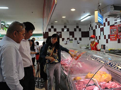 Khách hàng mua thịt heo của Công ty Vissan tại siêu thị Sài Gòn Ảnh: Hồng Thúy