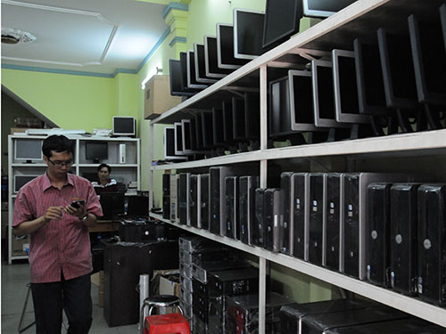 Máy tính cũ nhập khẩu được bán trên đường Tôn Thất Tùng, quận 1, TP HCMẢnh: Hồng Thúy