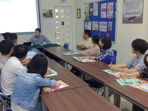 Đại diện ĐH Stenden (Hà Lan) trao đổi thông tin với học sinh Việt Nam về du học Hà Lan tại Việt Nam Hợp Điểm tháng 4-2014 
Ảnh: Hợp Điểm