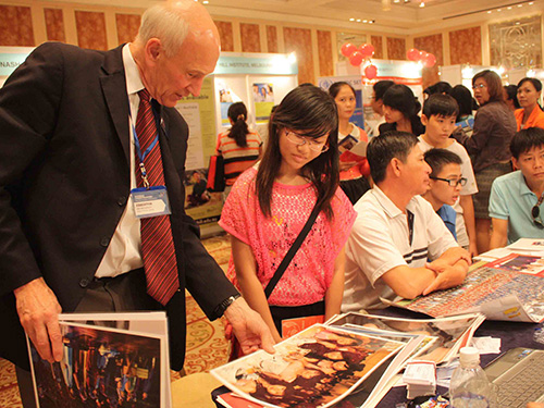 Đại diện Trường Oxley Christian College tư vấn cho học sinh Việt Nam tại triển lãm du học Úc