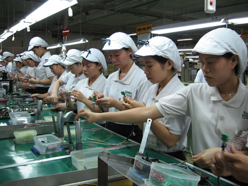 Chủ đầu tư KCX Tân Thuận đang tiến hành xây khu nhà xưởng cao tầng cho thuê.  Trong ảnh: Công nhân Công ty Nidec Tosok hoạt động trong KCX Tân Thuận Ảnh: HỒNG ĐÀO