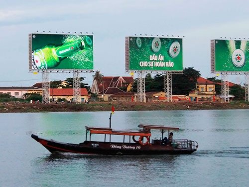 Việc gỡ trần chi phí quảng cáo sẽ tạo ra sự bình đẳng rõ ràng hơn giữa các doanh nghiệp nước ngoài và doanh nghiệp nội địa trong hoạt động quảng bá, tiếp thị sản phẩm Ảnh: HOÀNG TRIỀU