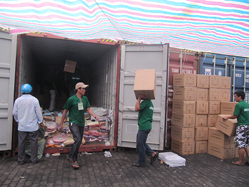 Nhân viên cảng VICT đang kiểm đếm lô hàng 14 container Nhân viên cảng VICT đang kiểm đếm lô hàng 14 container