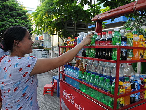 Có nên đánh thuế tiêu thụ đặc biệt nước ngọt có gaz hay không là vấn đề cần được thảo luận rộng rãi hơn Ảnh: HỒNG THÚY