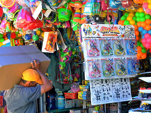 Đồ chơi do Trung Quốc sản xuất bày bán trên đường Chu Văn An, quận 6, TP HCM Ảnh: Tấn Thạnh