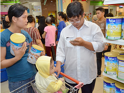 Khách hàng mua sữa trong siêu thị Co.opmart Lý Thường Kiệt, TP HCM Ảnh: TẤN THẠNH