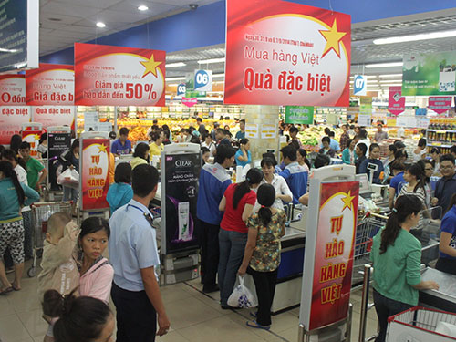 Khách mua hàng giảm giá tại hệ thống siêu thị Co.opmart trong dịp lễ 2-9