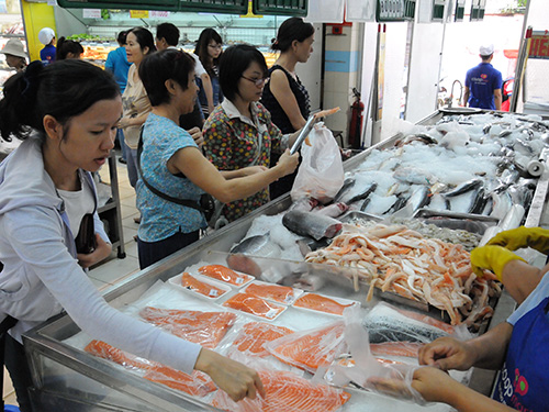Trong dịp nghỉ lễ, khách đi siêu thị ưu tiên chọn mua thực phẩm tươi sống Ảnh: HỒNG THÚY
