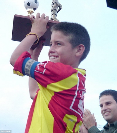 cậu bé Jame 12 tuổi đã là thủ quân một đội bóng ở Colombia