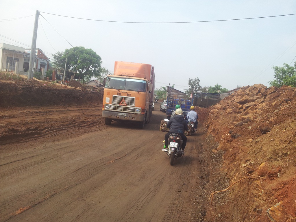 Những đoạn đường đào bới gây cản trợ giao thông trên Quốc lộ 14 đoạn qua huyện Đắk Song, Đắk Nông. Ảnh Cao Nguyên