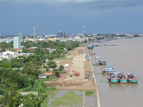 Bờ kè sông Tiền đang thi công dở dang