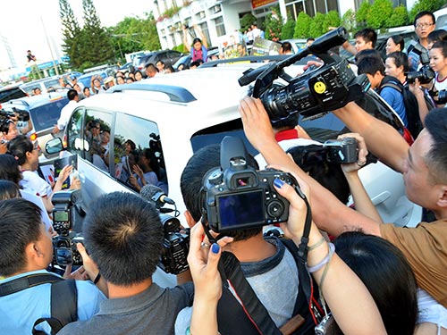 Các nhà báo đang tác nghiệp tại sự kiện đón Nick Vujicic ở sân bay Tân Sơn Nhất Ảnh: TẤN THẠNH