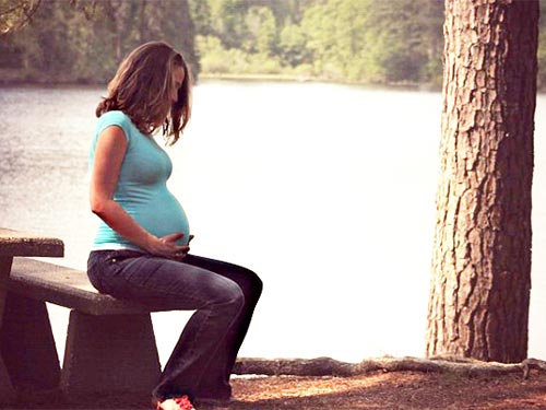 Phân tích nước tiểu thai phụ có thể sớm phát hiện thông tin về sức khỏe thai nhi Ảnh: NATURE WORLD NEWS