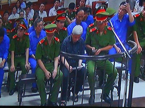 Bị cáo Nguyễn Đức Kiên tại phiên tòa ngày 28-5. (Ảnh chụp qua màn hình)