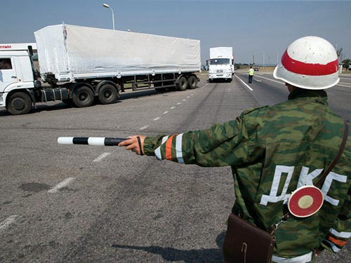Đoàn xe chở hàng cứu trợ của Nga gần biên giới Ukraine hôm 17-8 Ảnh: AP
