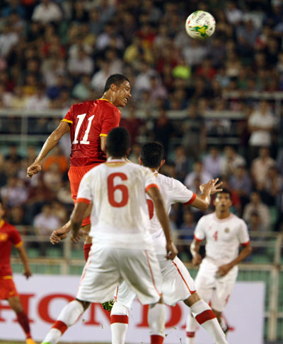 Anh Đức đánh đầu mở tỉ số trong hiệp 1 cho đội Việt Nam