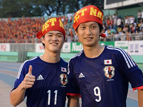 Các cầu thủ U19 Nhật Bản, đội vô địch 2014, dành 30 phút giao lưu, cảm ơn CĐV Việt Nam  Ảnh: QUANG LIÊM