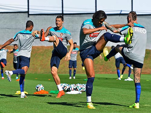 Ronaldo (thứ hai từ trái sang) mang sứ mệnh giúp Bồ Đào Nha giành điểm trước Đức  Ảnh: REUTERS