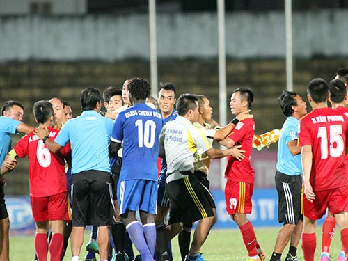 Pha va chạm của cầu thủ hai đội cuối trận. Số 6 là đội trưởng Minh Châu của V.Hải Phòng  Ảnh: HẢI ANH