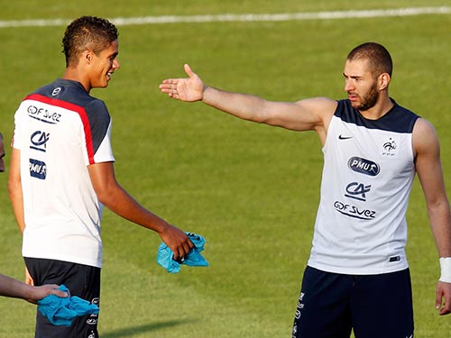 Trung vệ Varane (trái) và tiền đạo K. Benzema, 2 trụ cột của tuyển Pháp  Ảnh: REUTERS