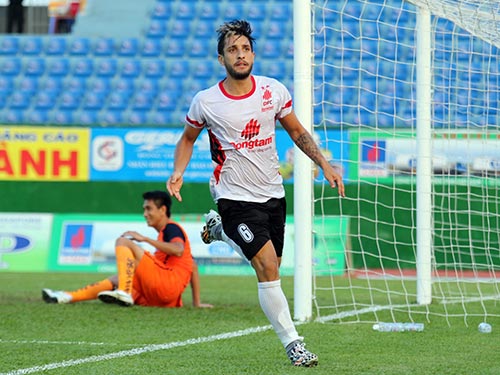 Rafael Dos Santos Lima sau khi ghi bàn thứ 2 cho ĐTLA ở trận thắng SHB Đà Nẵng 2-1