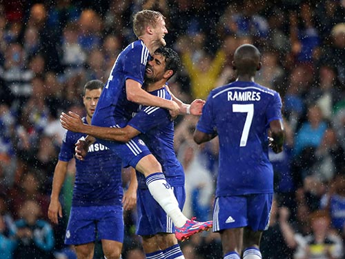 Diego Costa (thứ hai từ phải sang) cảm ơn Schurrle sau bàn thắng thứ hai cho Chelsea vào rạng sáng 13-8 Ảnh: REUTERS