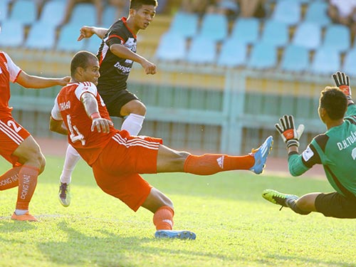 Hàng thủ Đồng Nai cản pha dứt điểm của đội ĐTLA trong trận 2 đội hòa 1-1 trên sân Long An chiều 15-3  Ảnh: Dương Thu