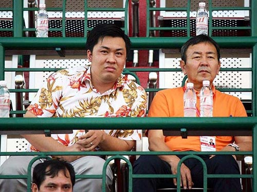 Tổng Giám đốc B.Bình Dương Cao Văn Chóng (trái) và Trưởng BTC V-League 2014, chuyên gia Tanaka Koji  
Ảnh: ANH DŨNG