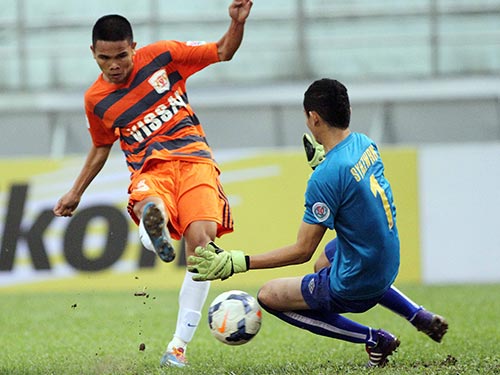 Tiền đạo Văn Thắng của V.Ninh Bình trong trận gặp Kelantan ở lượt đi vòng bảng AFC Cup. Ở trận lượt về với CLB Malaysia vào ngày 18-3, một số cầu thủ bị cho là nhận 800 triệu đồng làm “độ”.  Ảnh: HẢI ANH
