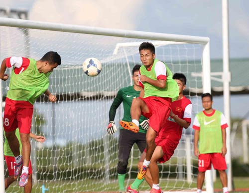 Hàng thủ U19 Việt Nam tích cực tập chống bóng bổng Ảnh: ĐỨC ANH