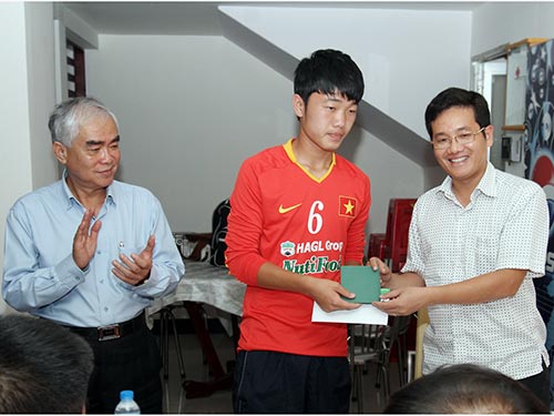 Quyền Chủ tịch VFF Lê Hùng Dũng (trái) và Chủ tịch HĐQT NutiFood Trần Thanh Hải động viên U19 trước khi đội sang châu Âu 
tập huấn