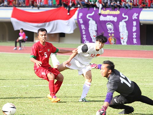 Công Phượng (giữa) trong pha ghi bàn thứ ba cho U19 Việt Nam