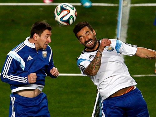 Messi (trái) tích cực tập luyện chuẩn bị trận mở màn với Bosnia Ảnh: REUTERS