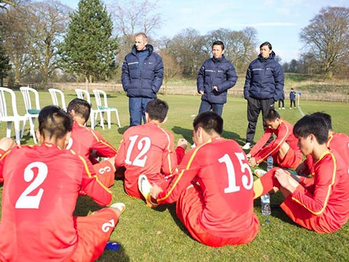 Đội U19 Việt Nam sau trận thua U19 Tottenham Ảnh: PHAN ĐÀO