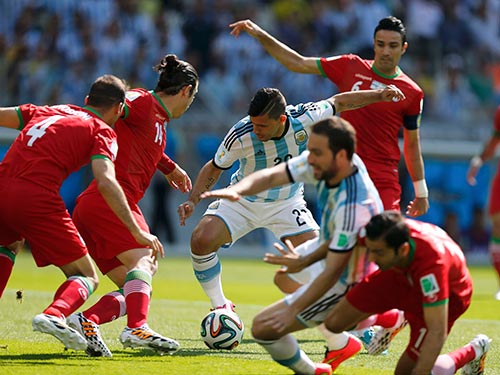 Bộ đôi Aguero (trái) và Higuain vẫn chưa san sẻ gánh nặng ghi bàn với Messi   Ảnh: REUTERS
