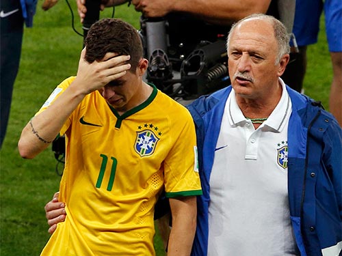 Ở tuổi 22, Oscar (trái) vẫn có cơ hội giúp Brazil trở lại mạnh mẽ Ảnh: REUTERS