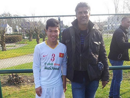Trung vệ Đông Triều chụp ảnh lưu niệm với cựu danh thủ F. Rijkaard sau trận U19 Việt Nam thắng Học viện Montverde 4-2  Ảnh: ĐÀO PHAN