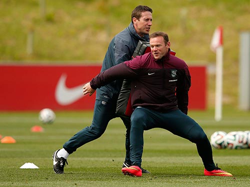 Rooney với các bài tập có cường độ va chạm cao như môn bóng bầu dục để hoàn thiện sức mạnh 
 Ảnh: REUTERS