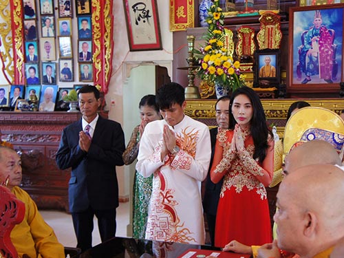 Công Vinh và Thủy Tiên tại lễ cưới sáng 27-12 ở Kiên Giang
  Ảnh: TUẤN THÀNH